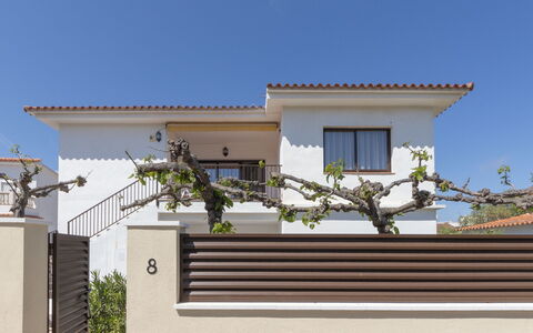 L'Estel: Cielo, Pianta, Costruzione, Giorno, Proprietà, Finestra, Albero, Architettura, Urban Design, Tempo Libero