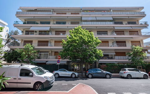 Le Valencia: Cielo, Pianta, Costruzione, Giorno, Proprietà, Finestra, Albero, Architettura, Urban Design, Tempo Libero