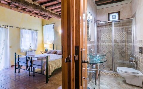 Santa Margherita: Proprietà, Mobilia, Interior Design, Lavello, Legna, Pavimento, Idraulico Fixture, Bagno, Pavimentazione, Rubinetto
