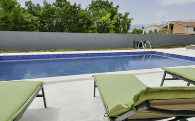 Novigrad (zadar) 142: Acqua, Cielo, Piscina, Albero, Azzurro, Rettangolo, Shade, Mobili Da Esterno, Nube, Tempo Libero
