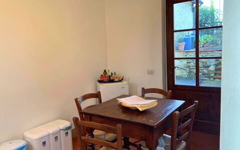 Borgo Delle Fonti: Mobilia, Legna, Pavimentazione, Tavolo, Interior Design, Pavimento, Cucina & Sala Da Pranzo Tavolo, Sala Da Pranzo, Sedia, Camera