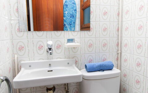 Llançà 236: Specchio, Proprietà, Idraulico Fixture, Rubinetto, Prodotto, Viola, Bagno, Lavandino Del Bagno, Toilet Seat, Azzurro