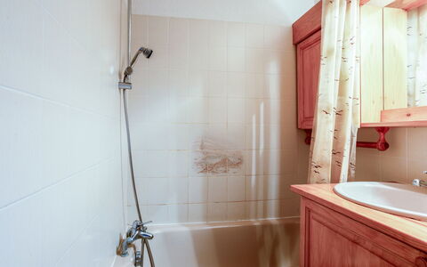 Saint Gervais 185: Bagno, Camera, Proprietà, Rubinetto, Pavimento, Piastrella, Parete, Idraulico Fixture, Doccia Bar, Architettura