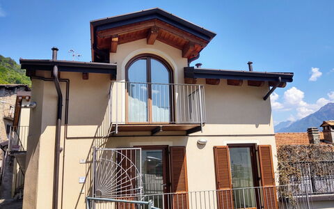 Casa degli Angeli: Cielo, Proprietà, Finestra, Costruzione, Legna, Le Scale, Zona Residenziale, Porta, Facciata, Immobiliare