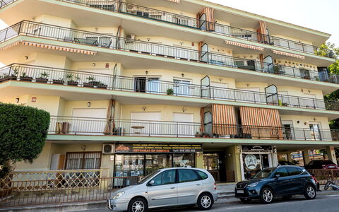 Riumar: Ruota, Auto, Veicolo, Costruzione, Proprietà, Cielo, Finestra