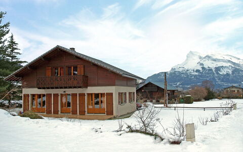 Chalet Mendiaux: Nube, Cielo, Neve, Costruzione, Finestra, Pianta, Albero, Montagna, Pendenza, Casa