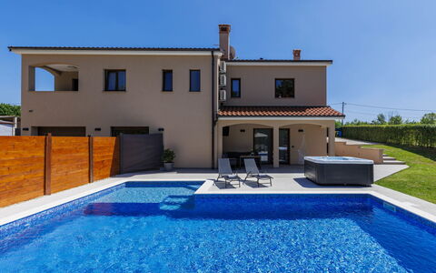 Eroa: Piscina, Zona Residenziale, Casa, Casa, Materiale Composito, Estate, Ricorrere, Villa, Tempo Libero, Balcone