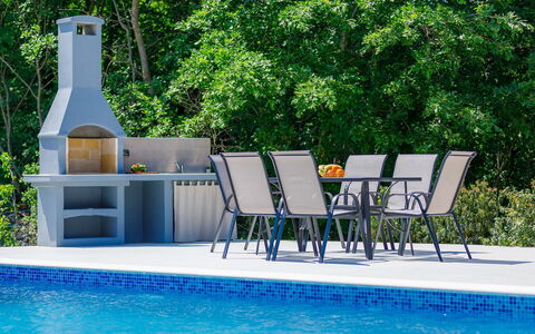 Eroa: Acqua, Pianta, Costruzione, Giorno, Proprietà, Cielo, Piscina, Azzurro, Albero, Corpo D'Acqua