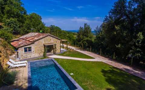 Il Talamo: Acqua, Pianta, Cielo, Costruzione, Piscina, Nube, Azzurro, Paesaggio Naturale, Finestra, Albero