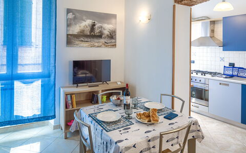 Apartments Mafalda - Levanto: Tavolo, Mobilia, Blu, Cabinetry, Azzurro, Legna, Interior Design, Sedia, Pavimentazione, Soggiorno