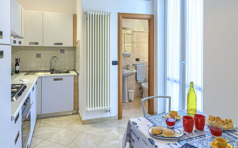 Apartments Mafalda - Levanto: Mobilia, Proprietà, Tavolo, Cibo, Tavola, Costruzione, Cabinetry, Interior Design, Porta, Legna