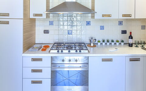 Apartments Mafalda - Levanto: Cabinetry, Controsoffitto, Prodotto, Cucina Stufa, Cucina, Architettura, Interior Design, Stufa A Gas, Elettrodomestico Da Cucina, Pavimento