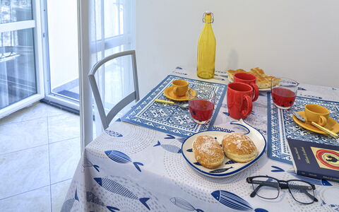 Apartments Mafalda - Levanto: Cibo, Tavolo, Tavola, Dishware, Piatto, Bicchieri, Tazza Di Caffè, Tovaglia, Tessile, Tazza