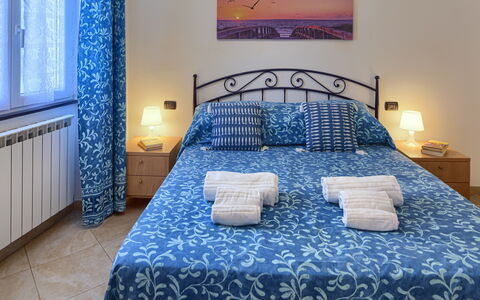 Apartments Mafalda - Levanto: Mobilia, Proprietà, Costruzione, Blu, Comfort, Azzurro, Telaio Del Letto, Legna, Tessile, Letto
