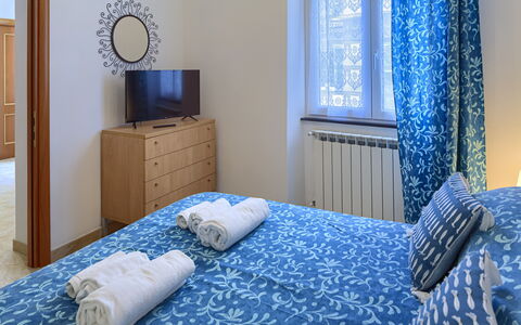 Apartments Mafalda - Levanto: Blu, Mobilia, Comfort, Azzurro, Finestra, Cornice, Tessile, Costruzione, Cabinetry, Legna