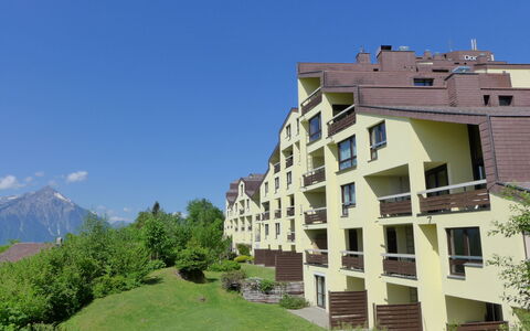 Enzian 720: Pianta, Cielo, Costruzione, Finestra, Lotto, Urban Design, Albero, Montagna, Erba, Condominio