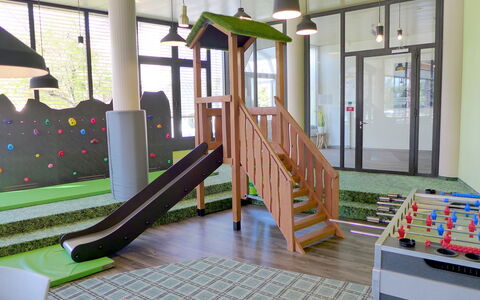 Enzian 720: Proprietà, Legna, Interior Design, Pavimentazione, Pavimento, Tempo Libero, Scivolo, Latifoglie, Ricreazione, Città