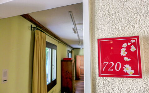 Enzian 720: Proprietà, Finestra, Legna, Interior Design, Costruzione, Pavimento, Pavimentazione, Linea, Parete