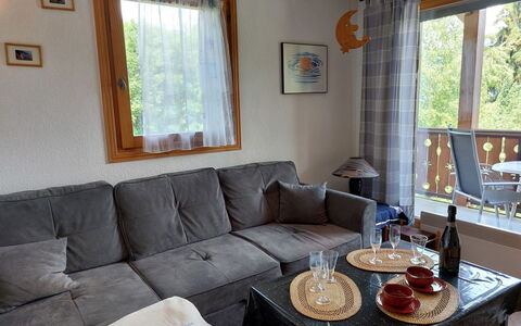 Le Tagre: Tavolo, Mobilia, Proprietà, Divano, Finestra, Interior Design, Illuminazione, Legna, Soggiorno, Pavimento
