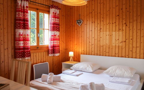 Chalet les Pitchounes: Mobilia, Proprietà, Luce, Comfort, Legna, Costruzione, Tessile, Illuminazione, Interior Design, Tavolo