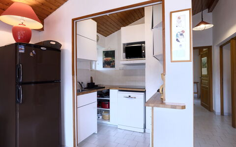 Saint Gervais 405: Cabinetry, Mobilia, Proprietà, Elettrodomestico Da Cucina, Controsoffitto, Cucina, Costruzione, Legna, Interior Design
