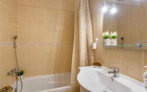 Magnolia: Vasca Da Bagno, Rubinetto, Pianta, Idraulico Fixture, Proprietà, Specchio, Lavello, Bagno, Costruzione