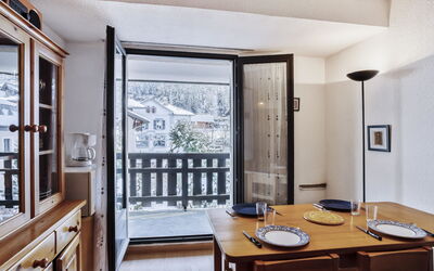 Saint Gervais 410: Tavolo, Finestra, Costruzione, Legna, Interior Design, Porta, Pavimentazione, Pavimento, Sedia