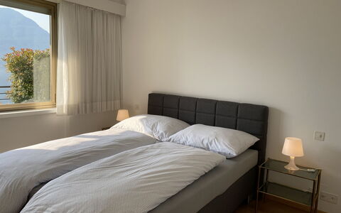 Lakeview: Mobilia, Proprietà, Comfort, Luce, Shade, Legna, Tessile, Lampada, Telaio Del Letto, Illuminazione