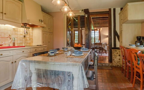 La Chaumière: Tavolo, Mobilia, Cabinetry, Legna, Sedia, Interior Design, Controsoffitto, Cucina, Pavimento, Pavimentazione