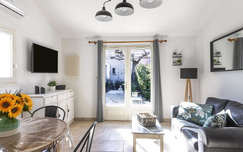 Val D'Alpilles: Tavolo, Mobilia, Cornice, Interior Design, Finestra, Illuminazione, Pavimento, Soggiorno, Pavimentazione, Legna