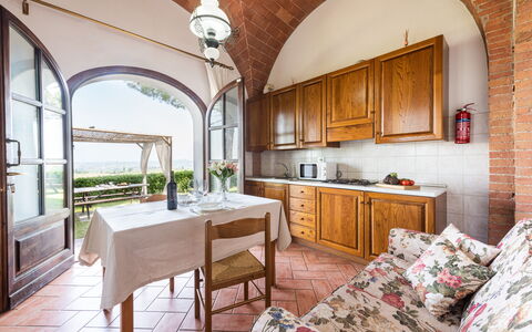 Villa Varna: Tavolo, Mobilia, Cabinetry, Proprietà, Sedia, Controsoffitto, Legna, Finestra, Cassetto, Cucina