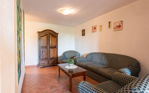 Villa Varna: Tavolo, Proprietà, Mobilia, Costruzione, Comfort, Legna, Illuminazione, Interior Design, Sedia, Soggiorno