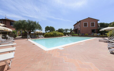 Villa Varna: Cielo, Acqua, Nube, Piscina, Pianta, Costruzione, Mobili Da Esterno, Albero, Tempo Libero, Shade