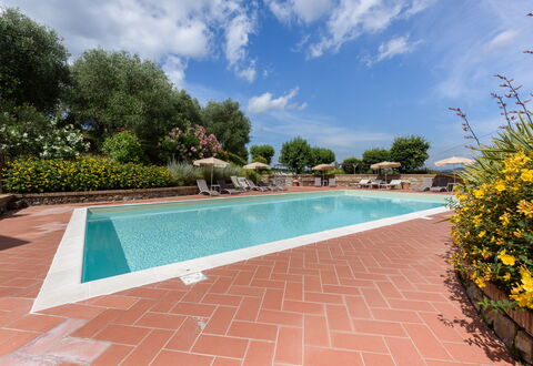 Villa Varna: Acqua, Pianta, Nube, Cielo, Proprietà, Piscina, Corpo D'Acqua, Albero, Fiore, Shade