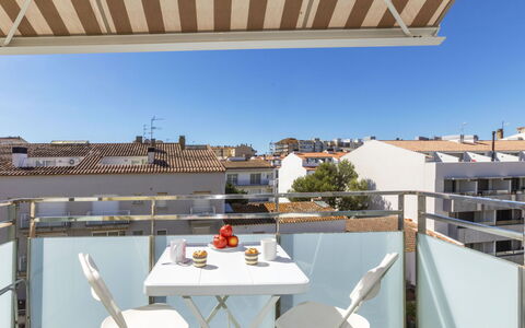 Montse: Mobilia, Mobili Da Esterno, Sedia, Appartamento, Balcone, Shade, Tavolo Esterno, Tenda, Pianta Della Casa, Terrazza