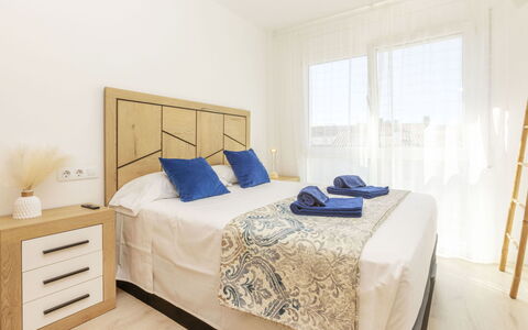 Montse: Mobilia, Letto, Interior Design, Camera Da Letto, Pavimentazione, Pavimento, Lenzuolo, Bedding, Legna, Camera