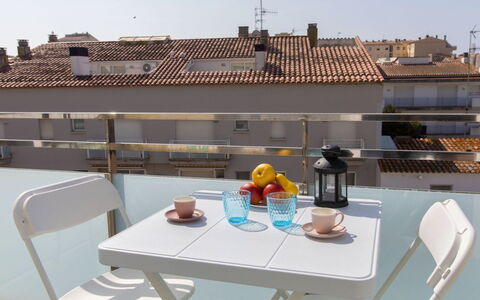 Montse: Cielo, Tavolo, Mobilia, Giorno, Proprietà, Pianta, Montagna, Azzurro, Sedia, Natura