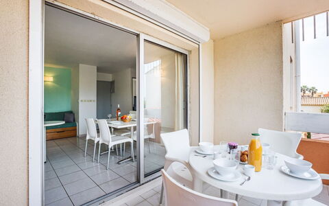 Cap D'Agde 919: Cielo, Tavolo, Mobilia, Giorno, Proprietà, Pianta, Montagna, Azzurro, Sedia, Natura