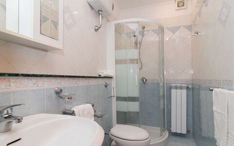 Nataly Country House: Specchio, Idraulico Fixture, Lavello, Proprietà, Rubinetto, Lavandino Del Bagno, Costruzione, Bagno, Interior Design, Viola