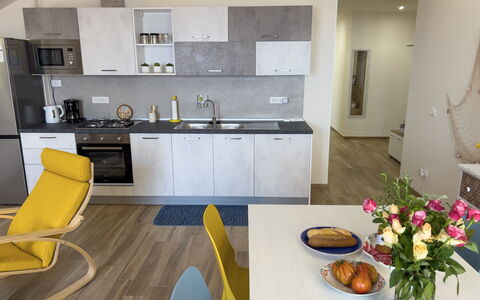 Vista Mare Borgo Peri: Mobilia, Cabinetry, Fiore, Tavolo, Proprietà, Lavello, Sedia, Controsoffitto, Rubinetto, Tavola