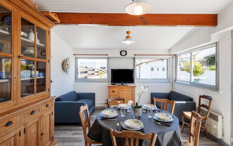 Mésanges: Tavolo, Mobilia, Proprietà, Tavola, Blu, Finestra, Sedia, Legna, Cabinetry, Soggiorno