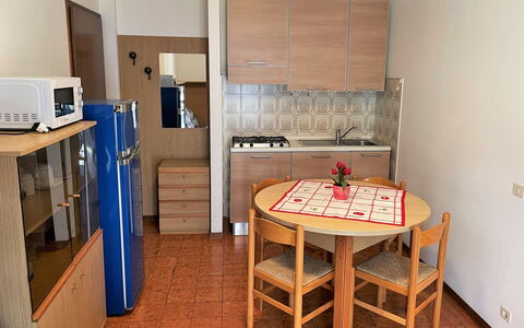 Sabrina: Tavolo, Proprietà, Mobilia, Cabinetry, Costruzione, Legna, Sedia, Interior Design, Pavimento, Casa
