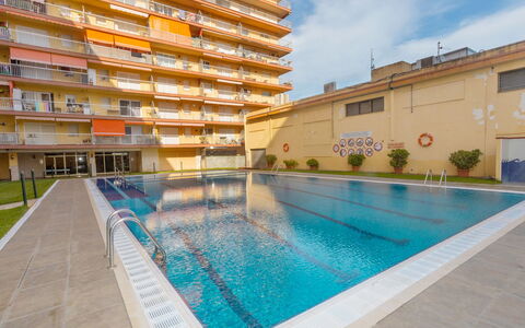 Nemesis: Acqua, Costruzione, Cielo, Piscina, Pianta, Azzurro, Finestra, Nube, Casa, Condominio