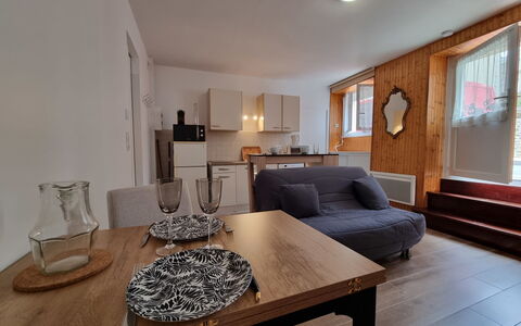 Les Figuiers: Tavolo, Mobilia, Divano, Proprietà, Cornice, Comfort, Legna, Finestra, Interior Design, Costruzione
