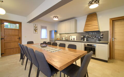Magna Tilia: Mobilia, Tavolo, Cabinetry, Controsoffitto, Legna, Cucina, Sedia, Illuminazione, Casa, Interior Design