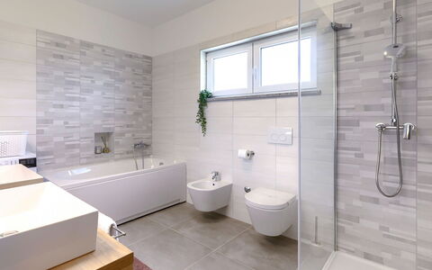 Tara: Rubinetto, Idraulico Fixture, Costruzione, Vasca Da Bagno, Specchio, Bagno, Viola, Finestra, Interior Design