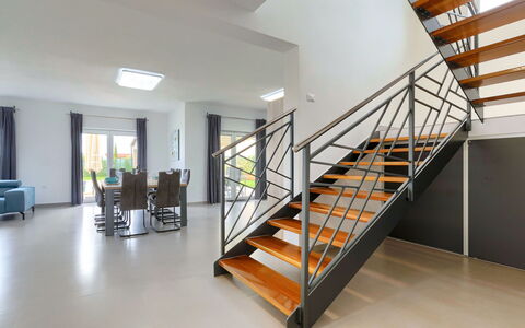 Villa Lea: Proprietà, Costruzione, Le Scale, Finestra, Legna, Interior Design, Pavimento, Pianta, Pavimentazione