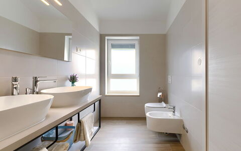 Villa Lea: Rubinetto, Specchio, Idraulico Fixture, Lavello, Costruzione, Lavandino Del Bagno, Mobiletto Del Bagno, Bagno, Finestra