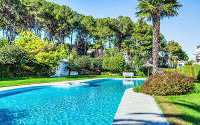 Pals 1452: Blu, Piscina, Ricorrere, Giardino, Tempo Libero, Shade, Landscaping, Eco Hotel, Prato