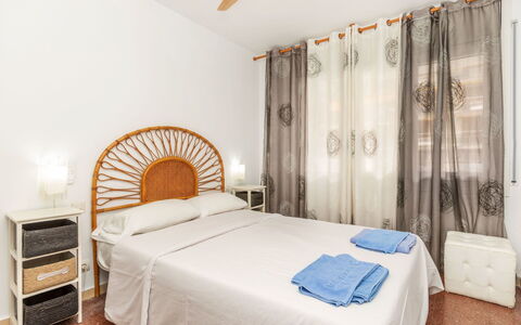 Felix: Letto, Camera Da Letto, Mobilia, Interior Design, Bedding, Lenzuolo, Pavimento, Tessile, Pavimentazione, Camera